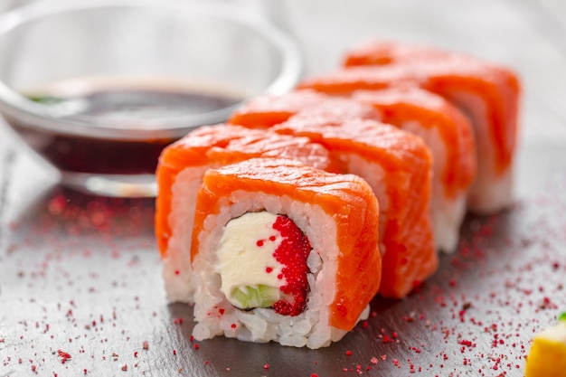 świeże sushi roll