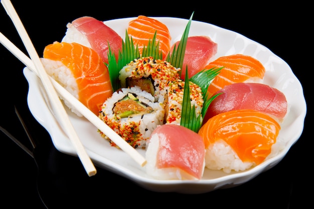 świeże sushi tradycyjne japońskie jedzenie