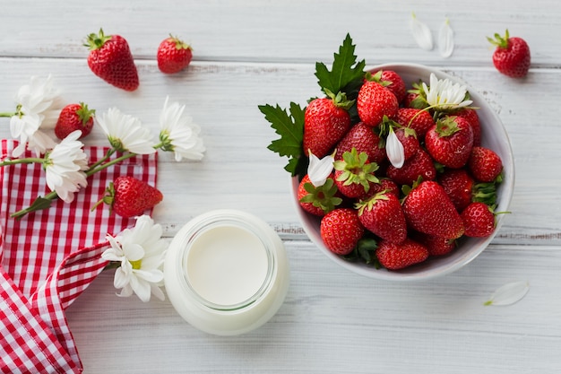 Świeże Truskawki W Ceramicznej Misce I Naturalny Bio Jogurt