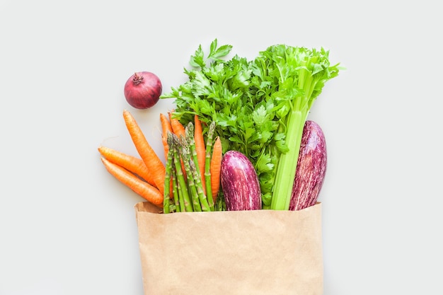 Świeże warzywa ekologiczne w ekologicznej torbie na zakupy