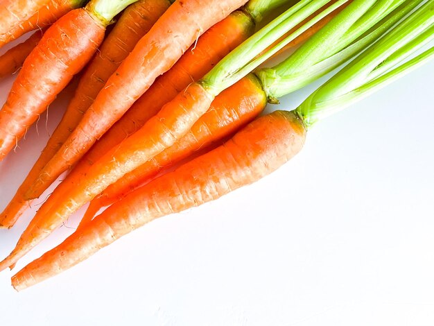 Zdjęcie Świeże warzywa korzeniowe z marchewką na białym tle