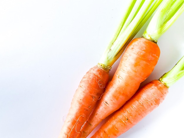 Zdjęcie Świeże warzywa korzeniowe z marchewką na białym tle