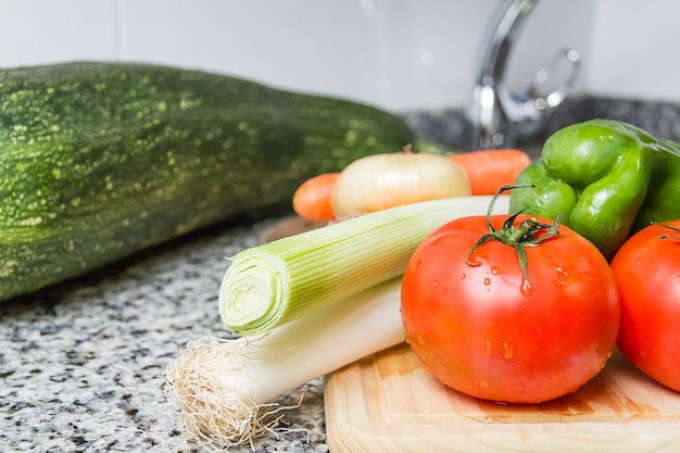Świeże warzywa na desce do krojenia w kuchni