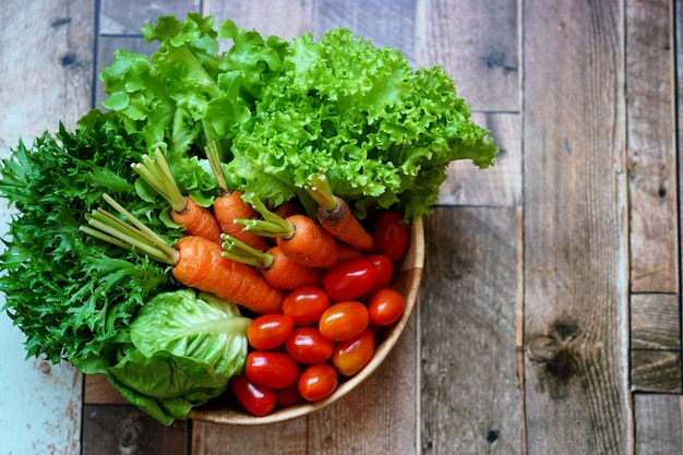 Świeże warzywa na drewnianym stole, takie jak chińska biała kapusta marchewka czerwona i zielona sałata