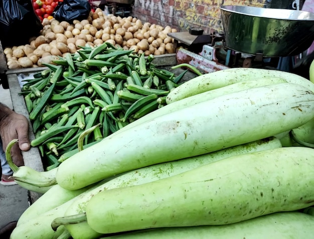 Świeże warzywa organiczne na sprzedaż na wiejskim targu