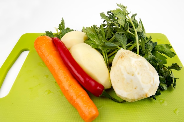 Świeże warzywa; seler, ziemniaki, marchewka w kuchni