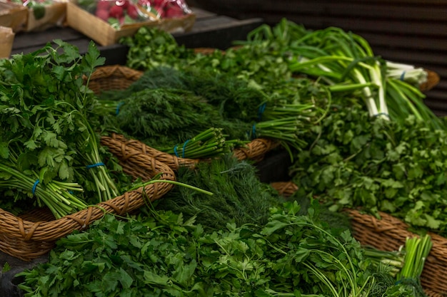 Świeże warzywa w koszach na ladzie w sklepie Witaminy zdrowotne i produkty naturalne Widok z boku Zbliżenie