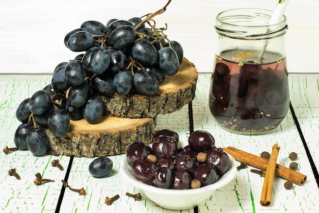 Zdjęcie Świeże winogrona i winogrona marynowane z przyprawami