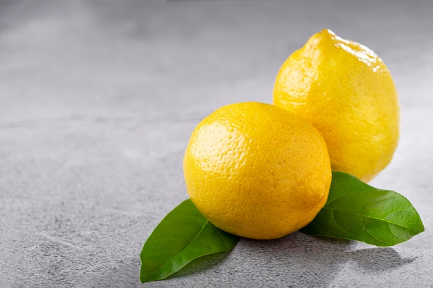 Świeże włoskie cytryny na stole sycylijska cytryna