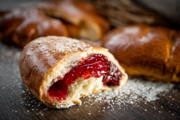 Świeże wypieki bułeczki w koszu w piekarni w stylu rustykalnym z jajkami i glutenem na drewnianym stole