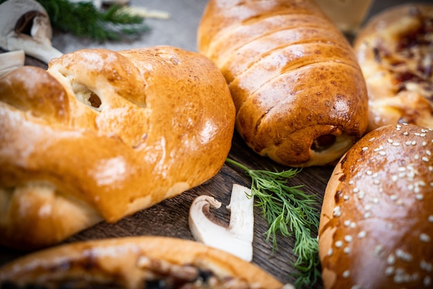 Zdjęcie Świeże wypieki bułeczki w koszu w piekarni w stylu rustykalnym z jajkami i glutenem na drewnianym stole