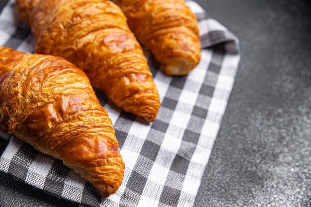 świeże wypieki croissant posiłek jedzenie przekąska na stole skopiuj miejsce tło żywności rustykalny widok z góry