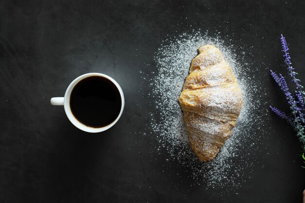 Świeże wypieki na stole. Croissant o smaku francuskim na śniadanie.