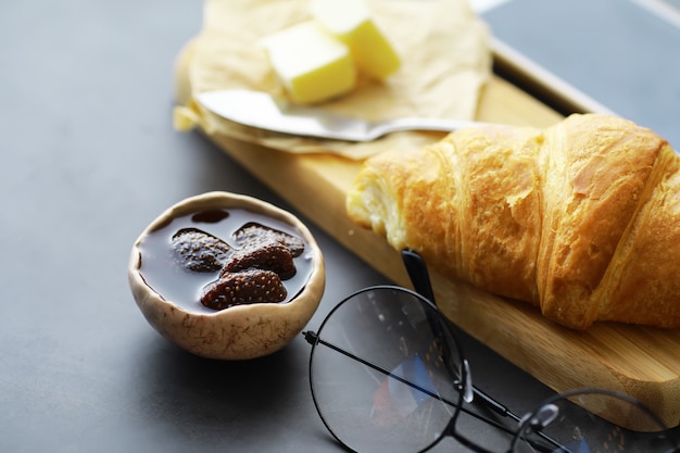 Świeże wypieki na stole. Croissant o smaku francuskim na śniadanie.