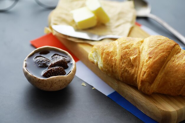 Świeże wypieki na stole. Croissant o smaku francuskim na śniadanie.