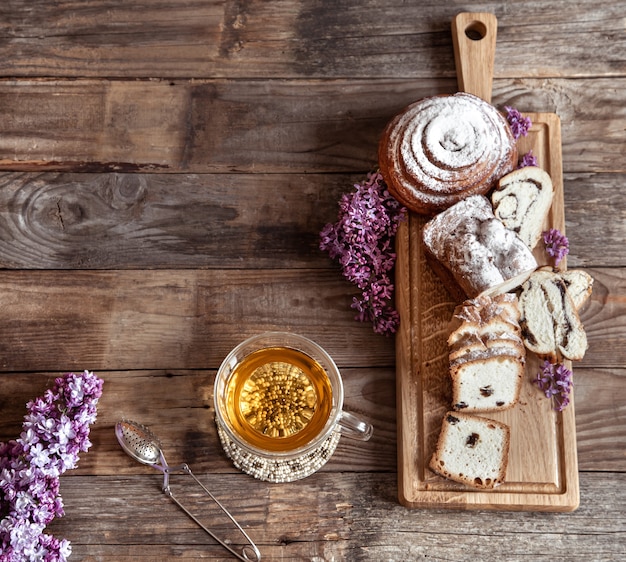 Świeże Wypieki Z Herbatą Na Drewnianym Patyku. śniadanie Lub Brunch.