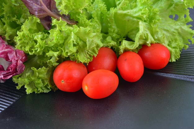 Zdjęcie Świeże z bliska pomidorowa wiśnia z sałatą