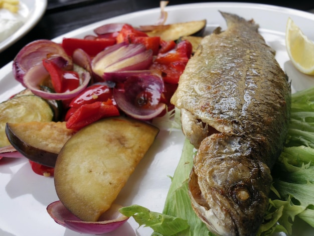 Zdjęcie Świeże z jeziora pstrąg ryby i ziemniaki jedzenie w austrii