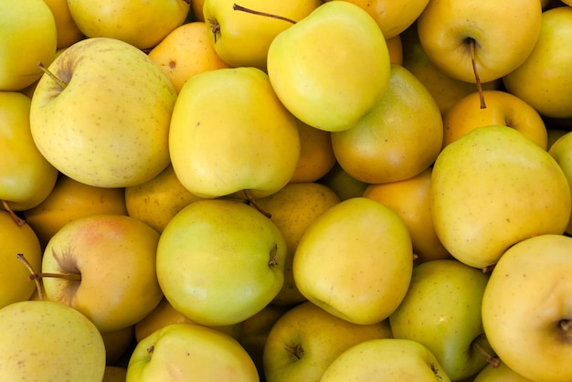Świeże, zdrowe jabłka w supermarkecie. Ekologiczna żywność wegańska. Tło.