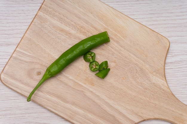 Świeże Zielone Chilli Platerowane Na Białym Tle