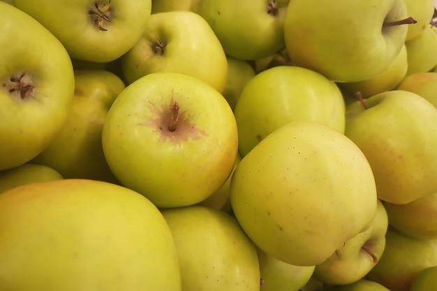 Świeże zielone jabłka na ladzie w supermarkecie