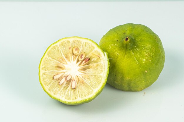 Świeże zielone owoce limonki na białym tle