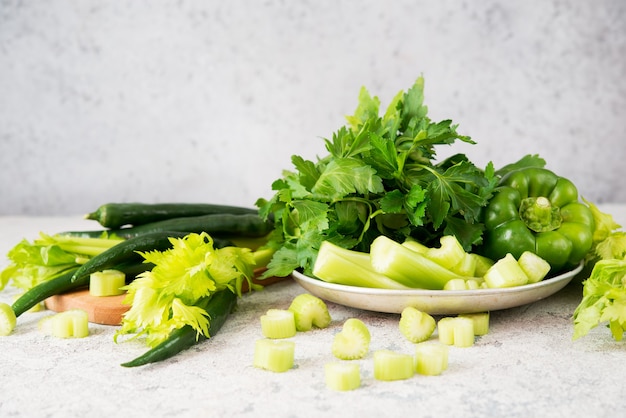 Świeże zielone warzywa, pietruszka, seler, papryka, koncepcja czystej żywności