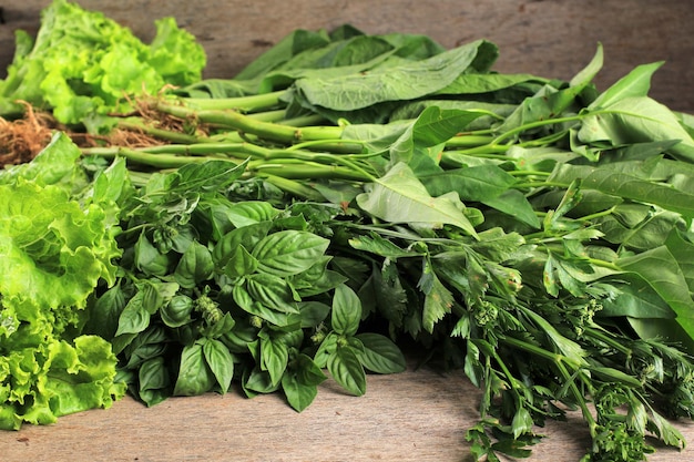 Świeże zielone warzywa, słodka bazylia, Morning Glory (Kangkung), Seler i Leetuce