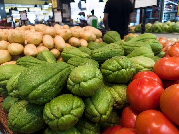 Świeże ziemniaki kolczaste i pomidory w supermarkecie Warzywa i owoce wystawione do wyboru przez konsumenta