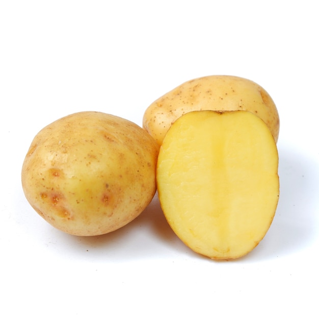 Świeże ziemniaki na białym tle