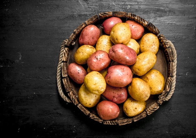 Świeże Ziemniaki W Starej Drewnianej Tacy.