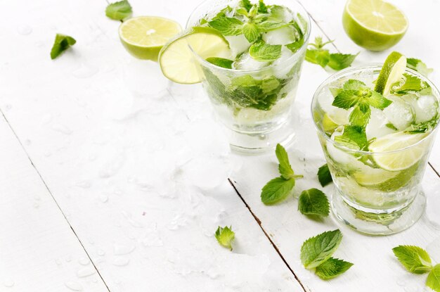 Zdjęcie Świeże zimne mojito z limonki na białym stole