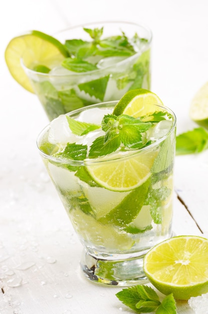 Świeże zimne mojito z limonki na białym stole