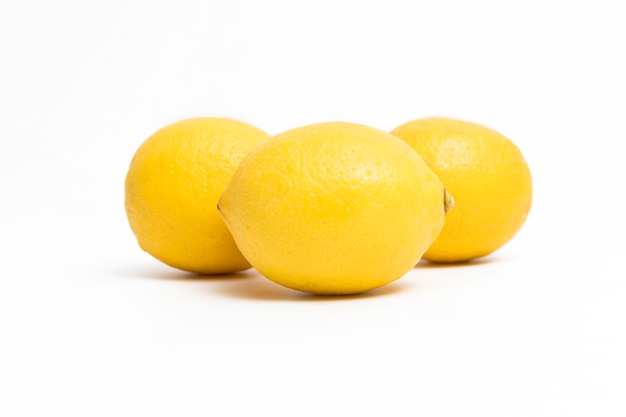 Świeże żółte cytryny na bielu
