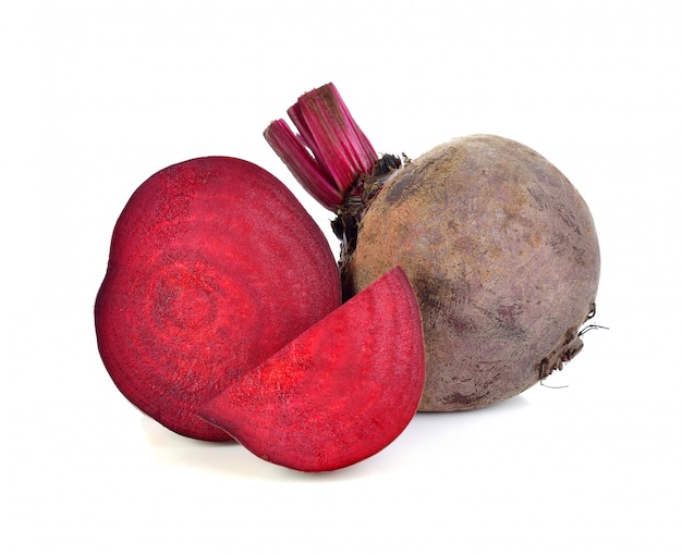 Świezi beetroot odizolowywający na bielu