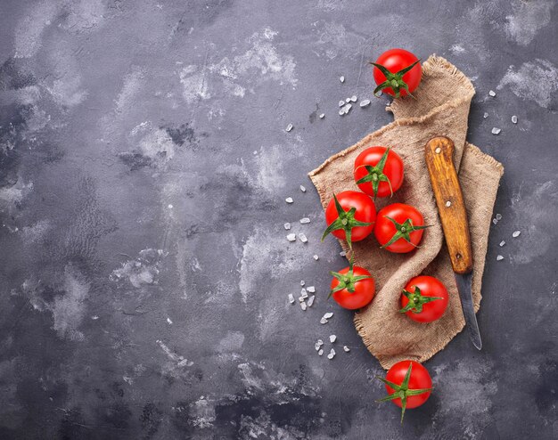 Świezi czereśniowi pomidory na popielatym stole