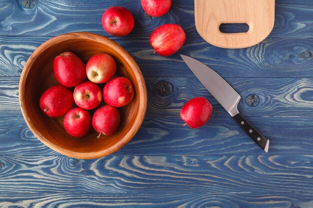 Świezi dojrzali czerwoni jabłka w pucharze