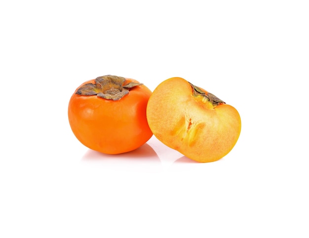 Świezi dojrzali persimmons odizolowywający na białym tle