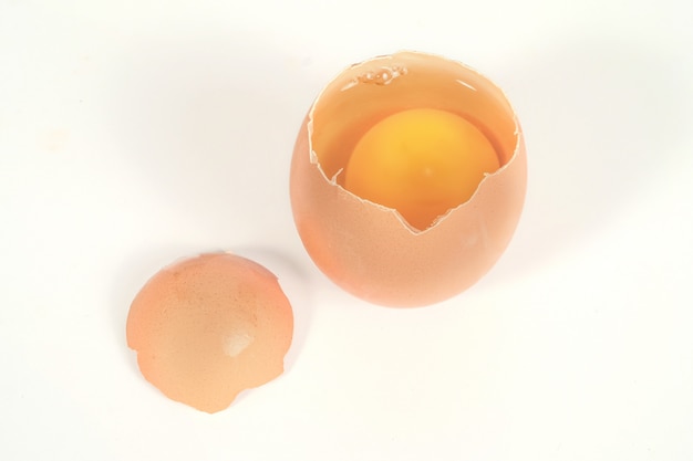 Świezi i Surowi kurczaków jajka w jajku na białym tle.