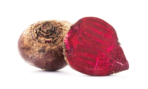 Świezi naturalni beetroots odizolowywający na białym tle