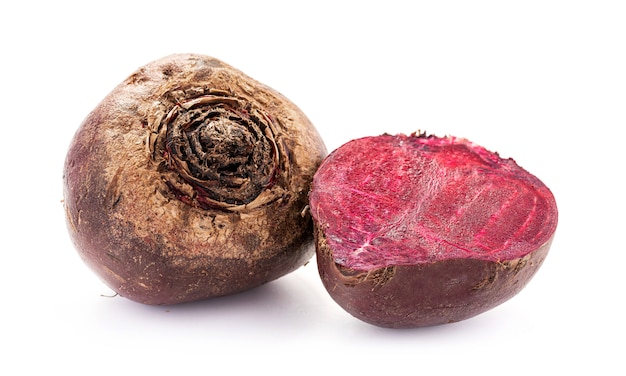 Świezi naturalni beetroots odizolowywający na białym tle