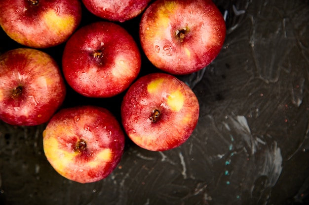 Świezi organicznie czerwoni jabłka na czerni