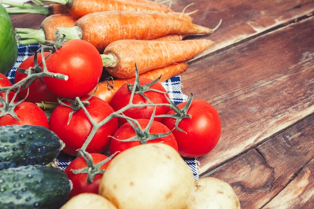 Zdjęcie Świezi organicznie rolni warzywa, opieka zdrowotna, na drewnianym tle. żniwa. stylu country. koncepcja targów rolnych. skopiuj miejsce