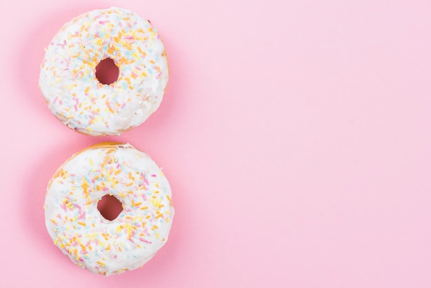 Świezi Yummy Biali Czekoladowi Donuts Na Różowym Tle