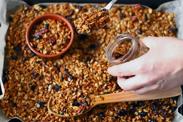 Świeżo domowa granola na blasze do pieczenia