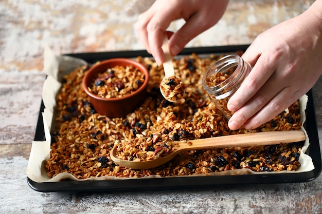 Świeżo domowa granola na blasze do pieczenia