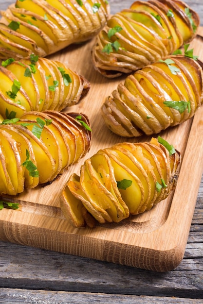 Świeżo pieczone ziemniaki hasselback z natką pietruszki