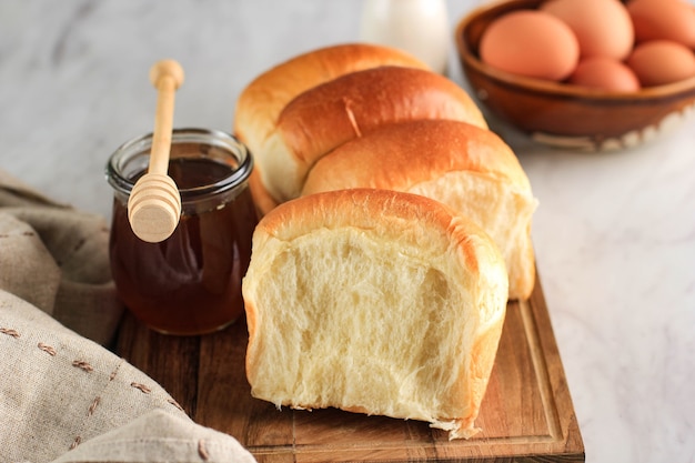 Świeżo pieczony japoński miękki i puszysty chleb biały, popularny jako chleb mleczny Hokaido. Domowe japońskie Brioche
