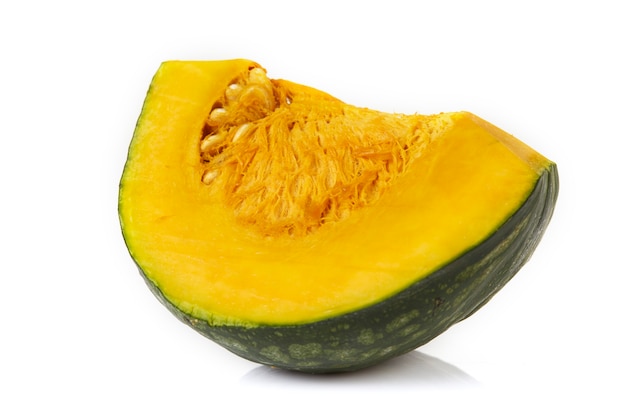 Świeżo pokrojone dyni japońskiej (kabocha squash) na białym tle