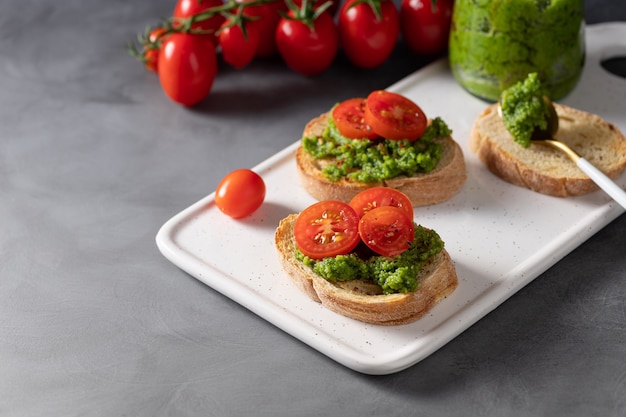 Świeżo przygotowana Bruschetta z bazyliowym pesto